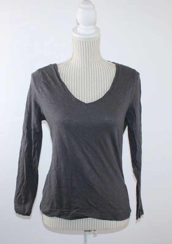 H&M GREY VNECK T SHIRT LADIES MEDIUM PRE-LOVED-- Satin Fabric Silk Fabric Chiffon Fabric H&M GREY VNECK T SHIRT LADIES MEDIUM PRE-LOVED-- Satin Fabric Silk Fabric Chiffon Fabric
