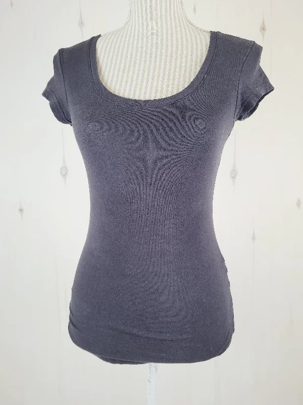 AVETO BLACK TSHIRT LADIES MEDIUM PRE-LOVED-- Terry Blend Velvet Blend Canvas Blend